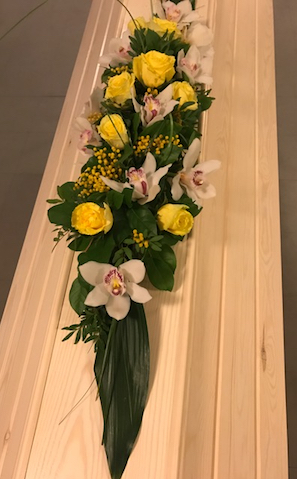 Arkunkoriste orkidea ja keltainen ruusu - Heikkilän Hautaustoimisto